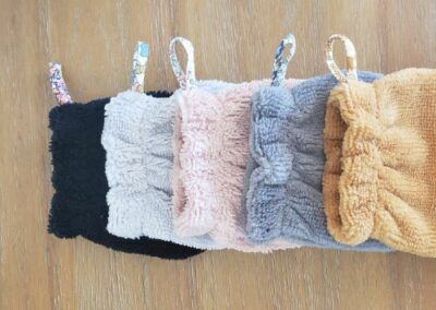 accessoires : 5 mini gants. Idéal pour les petites mains mais également pour les adultes. vendu individuellement ou en lot, les coloris sont au choix.